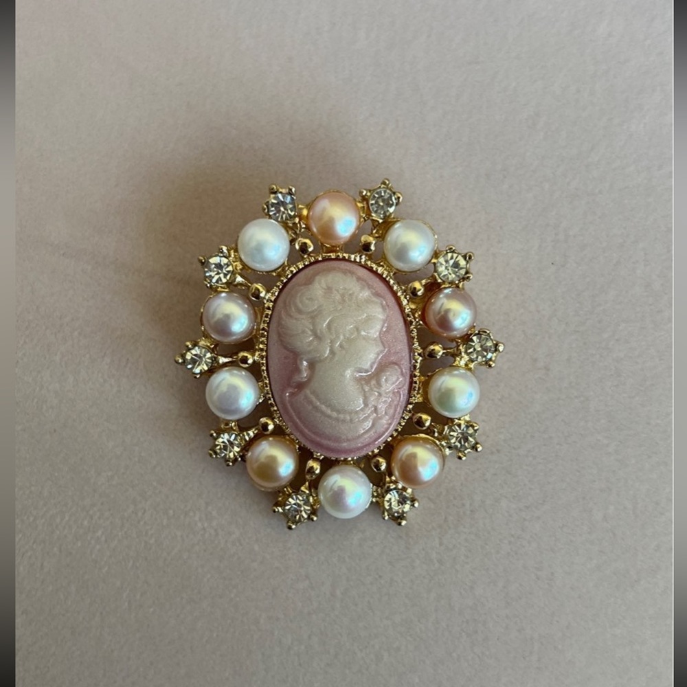 New cameo brooch with 10 natural bun pearls